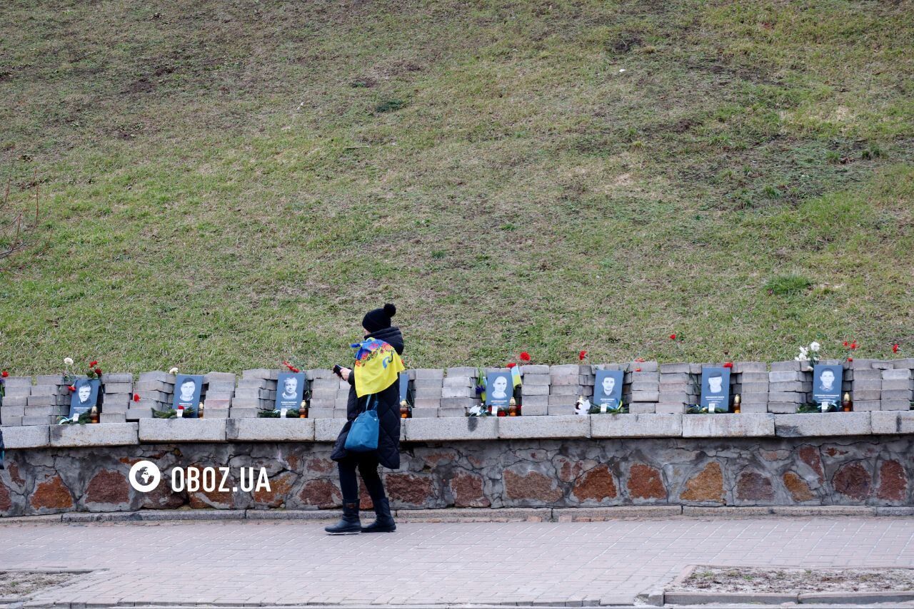 Возлагают цветы и зажигают лампадки: в Киеве почтили память Героев Небесной Сотни. Фото и видео