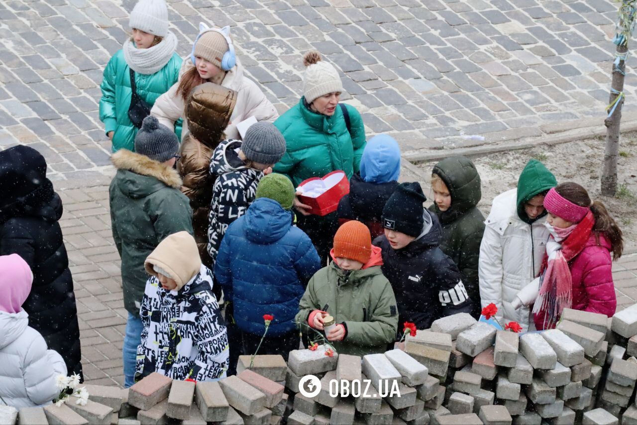 Покладають квіти та запалюють лампадки: у Києві вшанували пам'ять Героїв Небесної Сотні. Фото і відео