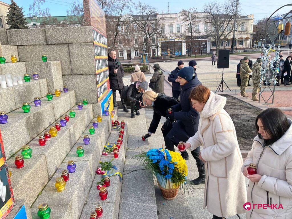 Люди несли лампадки и цветы: в Украине почтили память Героев Небесной Сотни, акции прошли и за границей. Фото