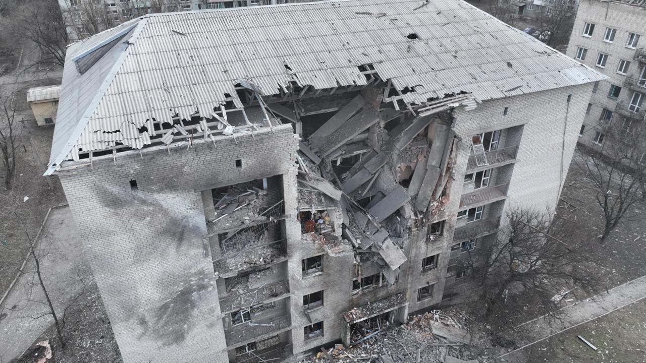 Окупанти вночі влучили дроном у будівлю на Донеччині, де проживали рятувальники: є поранені. Фото