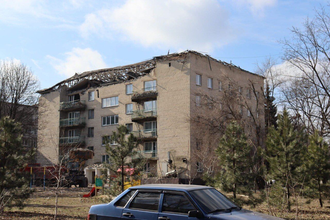 Россияне атаковали Доброполье "Шахедами": попали в общежития, где жили переселенцы с оккупированного Донбасса. Фото и видео