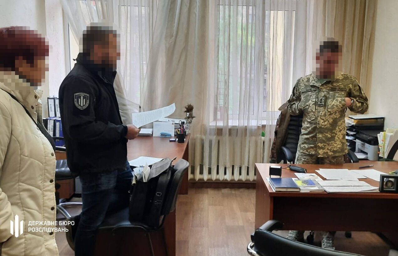 Серед клієнтів – банкіри з синами: ексначальник військкомату Київщини організував  схему ухилення від мобілізації. Фото