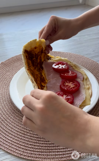 Легкий сніданок з тортильєю, помідорами та песто: починайте день з корисної їжі
