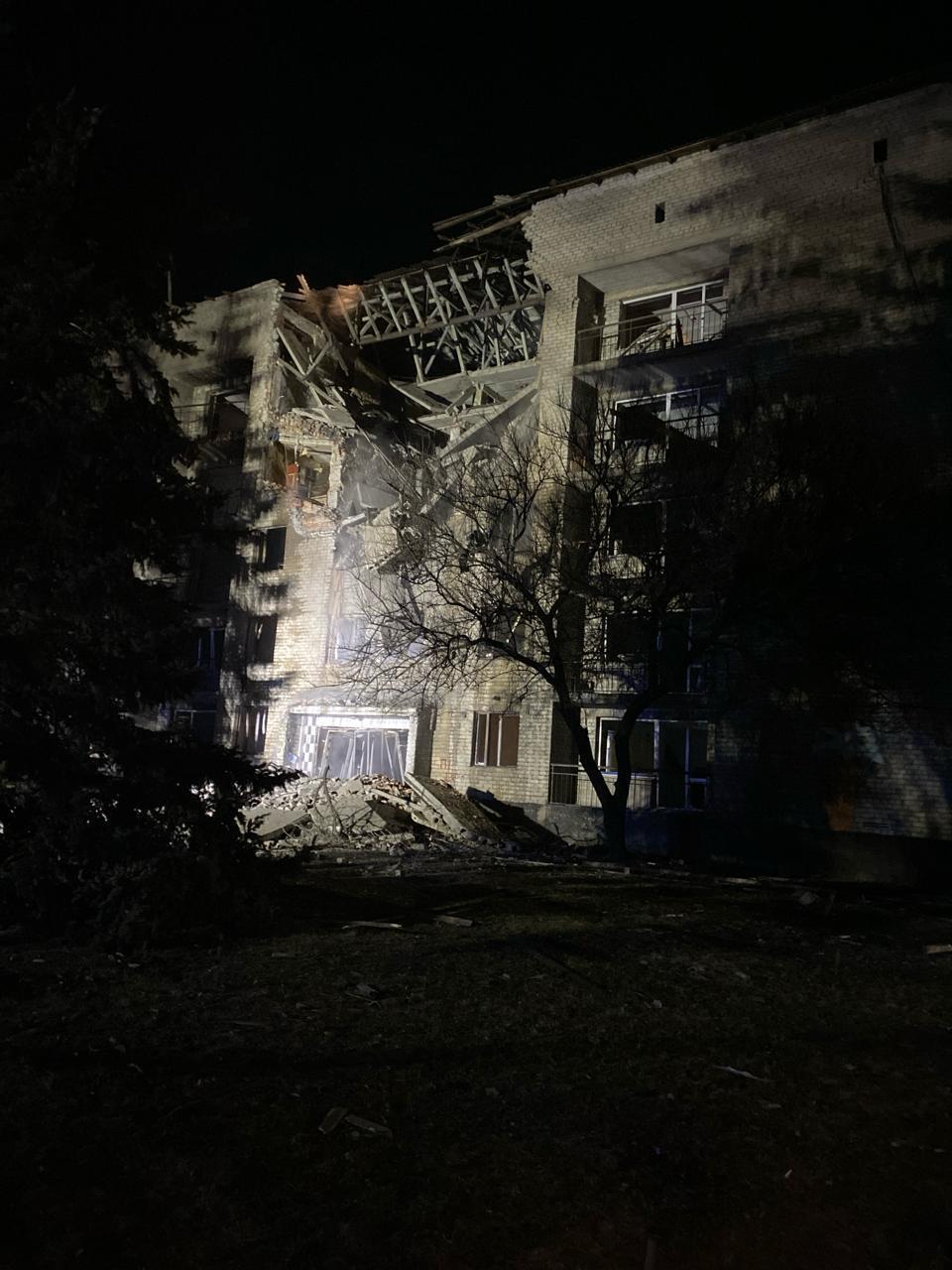 Окупанти вночі влучили дроном у будівлю на Донеччині, де проживали рятувальники: є поранені. Фото