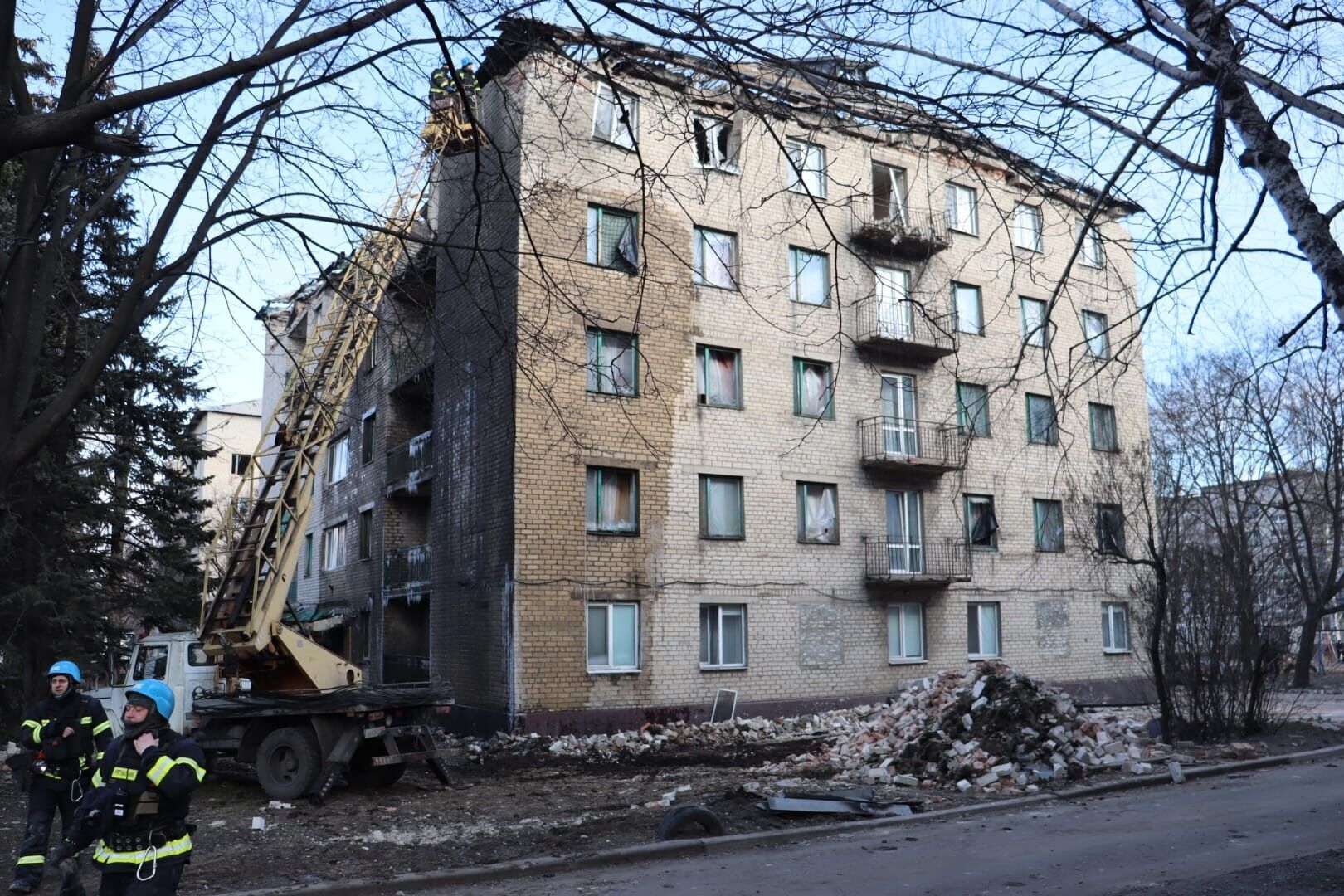 Россияне атаковали Доброполье "Шахедами": попали в общежития, где жили переселенцы с оккупированного Донбасса. Фото и видео