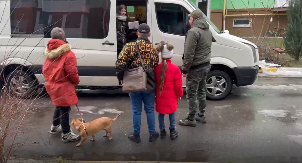 Родину з Бахмута поселили у відомого композитора під Києвом. Вони втекли в РФ і кажуть, що українці продають дітей на органи