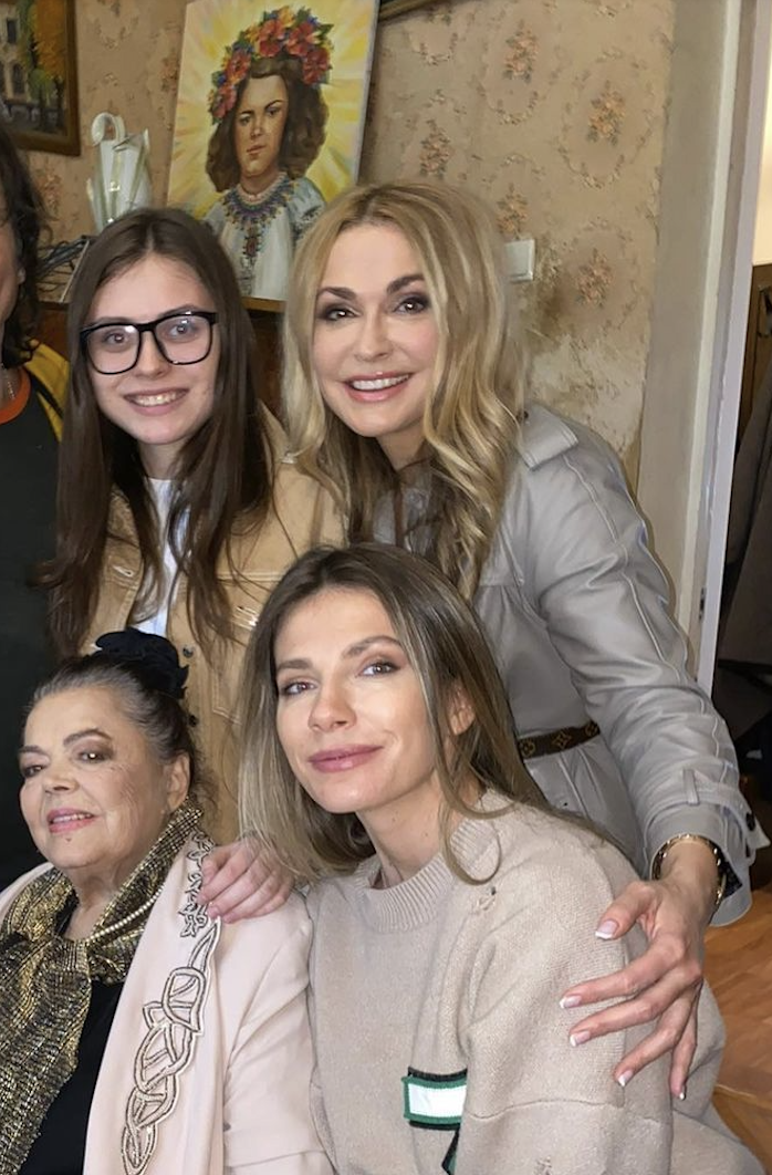 Матвиенко, Роговцева, Полякова и другие знаменитости, доказавшие прочную связь между тремя поколениями женщин. Фото