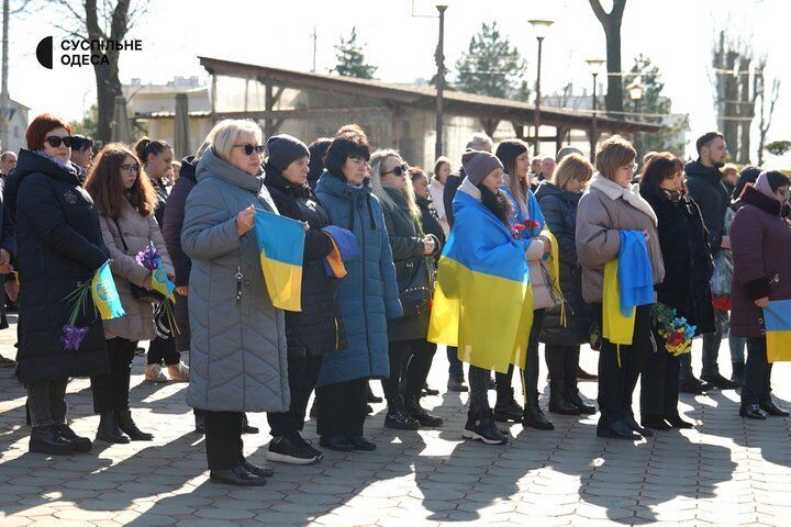 Люди з прапорами України