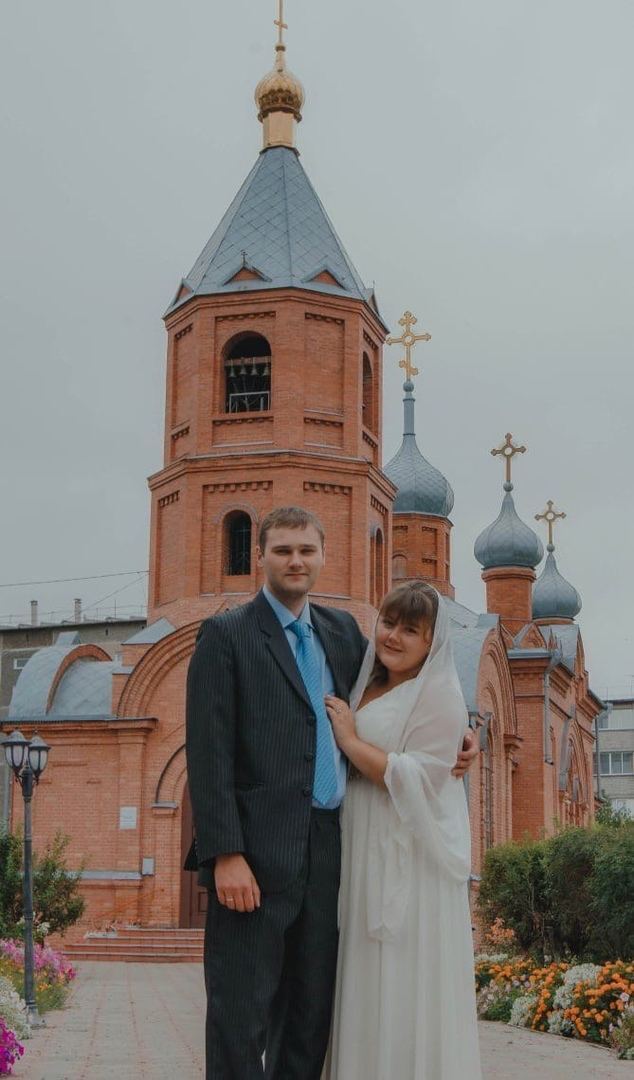 В России написали донос на учительницу из-за свадебного фото с мужем на фоне храма: ей пришлось оправдываться