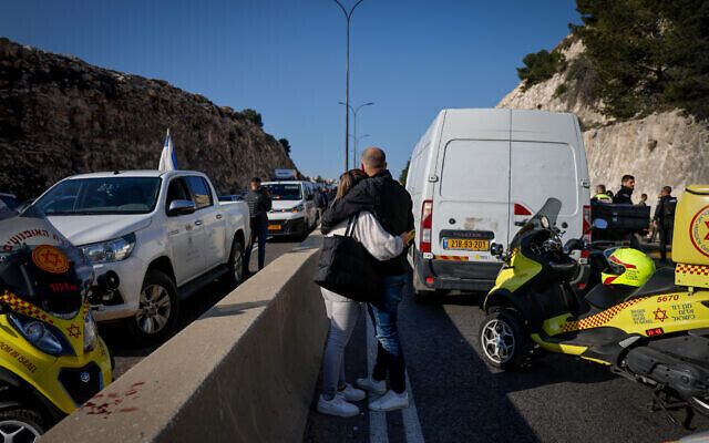 На трассе возле Иерусалима произошла стрельба: один человек погиб, 11 ранены. Фото и видео