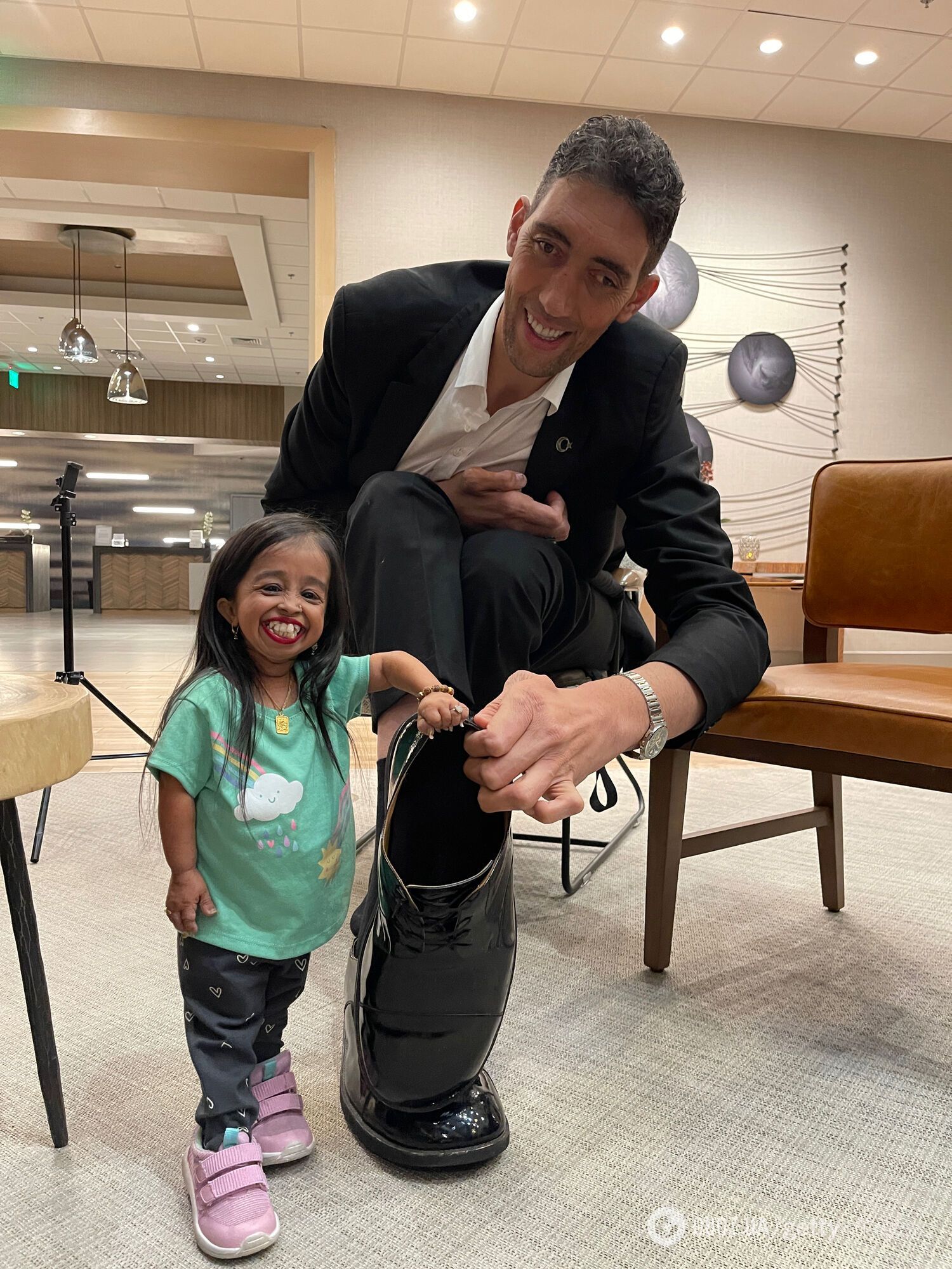 Найменша жінка у світі та найвищий чоловік зустрілися: 10 фото, які не залишать вас байдужими 
