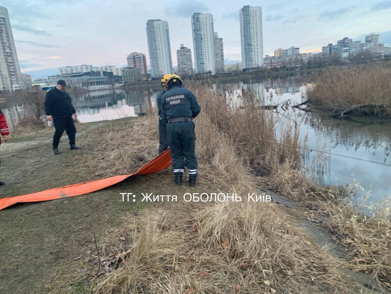 В Киеве неизвестные слили нефтепродукты в озеро на Оболони. Фото и подробности
