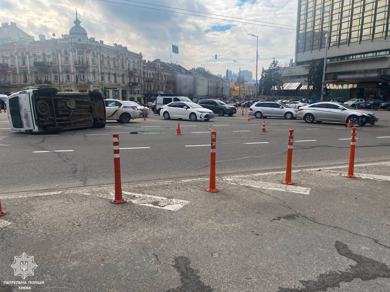 В Киеве на Галицкой площади в результате ДТП перевернулось авто: есть проблемы с движением. Фото и видео