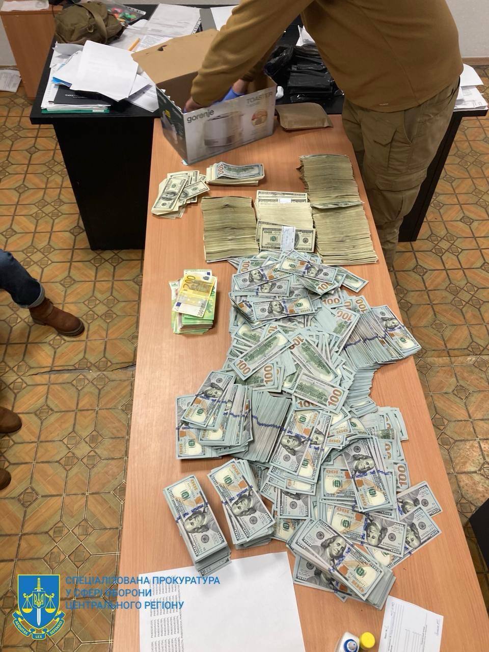 В ексголови Чернігівської обласної ВЛК виявили майже $1 млн під час обшуків: з'явилися подробиці. Фото і відео 