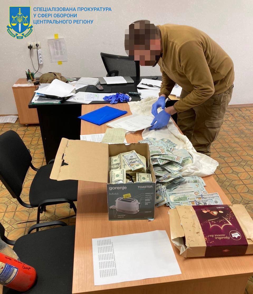 У экс-главы Черниговской областной ВВК обнаружили около $1 млн во время обысков: появились подробности. Фото и видео