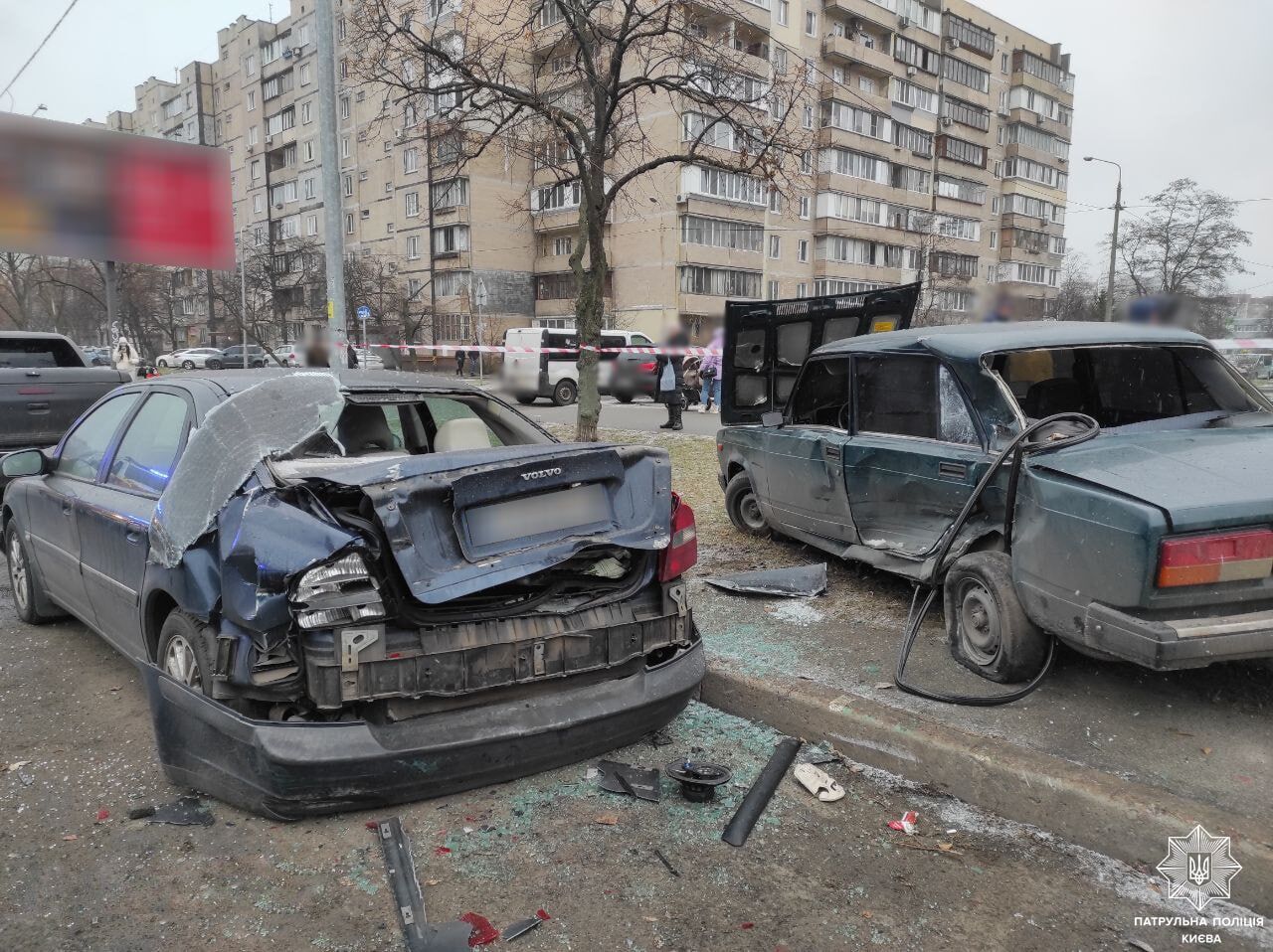 В Киеве легковушка на "лысой" резине протаранила припаркованный автомобиль: у водителя были признаки опьянения. Фото