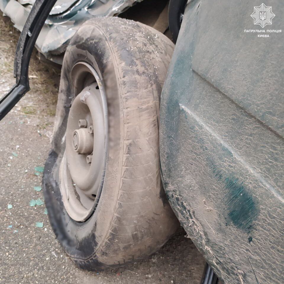 У Києві легковик на "лисій" гумі протаранив припарковане авто: у водія були ознаки сп’яніння. Фото