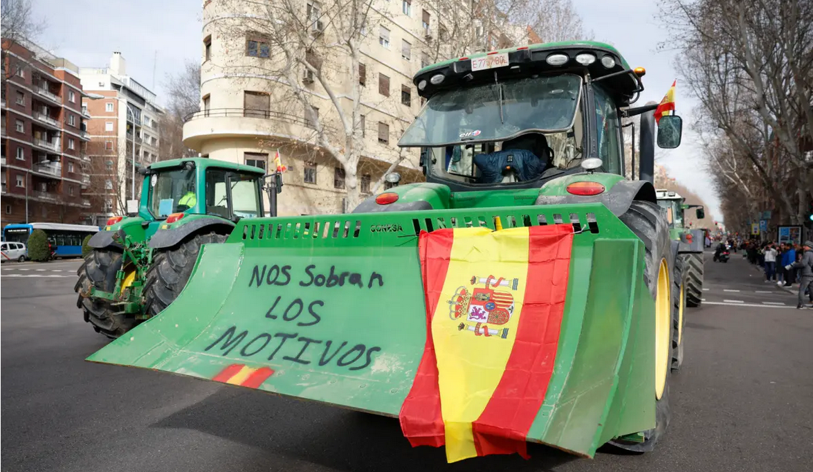 Протестующие фермеры выехали на улицы Мадрида на тракторах