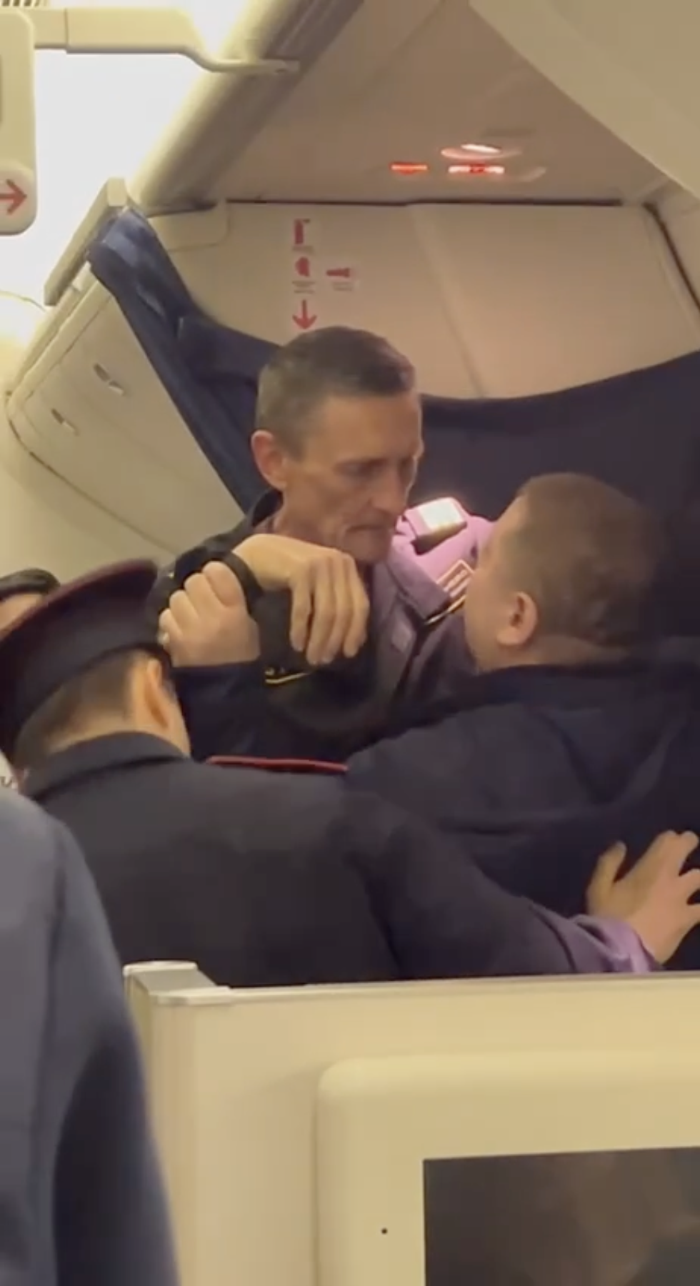 Пьяные как чип российские супруги устроили дебош в самолете до Коломбо и попали на видео