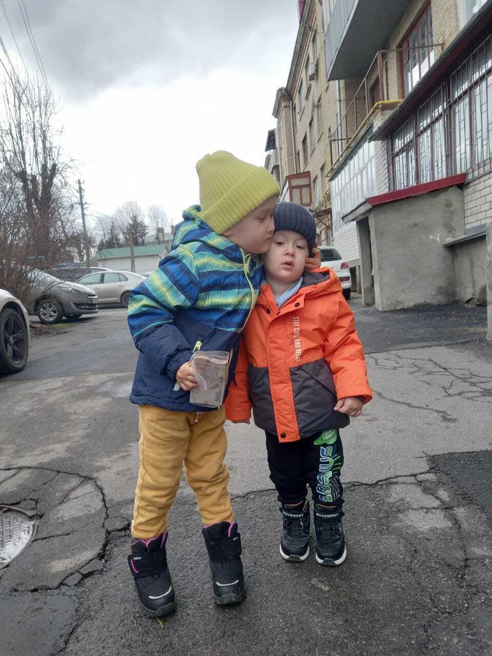 "Плачу і не знаю, що сказати": маленькі онуки добровольця з Хмельницького, який загинув на фронті, віддали 10 тис. грн на ЗСУ. Фото