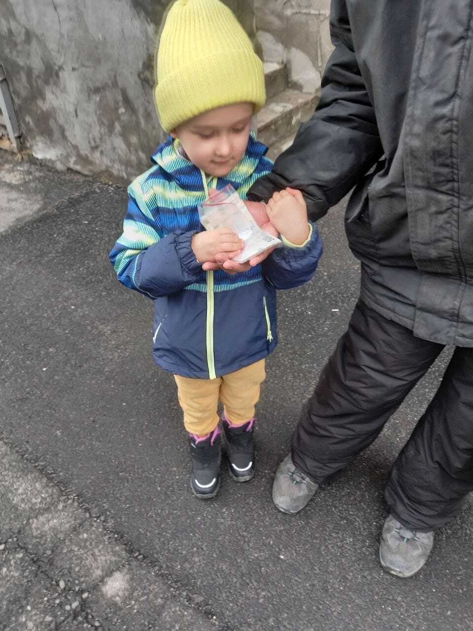 "Плачу і не знаю, що сказати": маленькі онуки добровольця з Хмельницького, який загинув на фронті,  віддали 10 тис. грн на ЗСУ. Фото