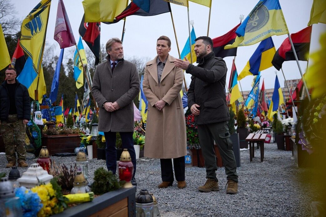 "Ми ніколи не забудемо героїв": Зеленський разом з прем'єркою Данії вшанували у Львові пам'ять загиблих захисників. Відео