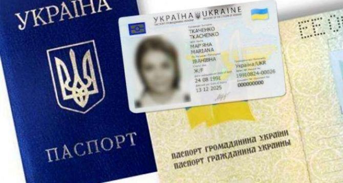 "Меня как будто вообще не было": как молодая крымчанка пять лет добивалась украинского гражданства, не имея права даже на билет на поезд