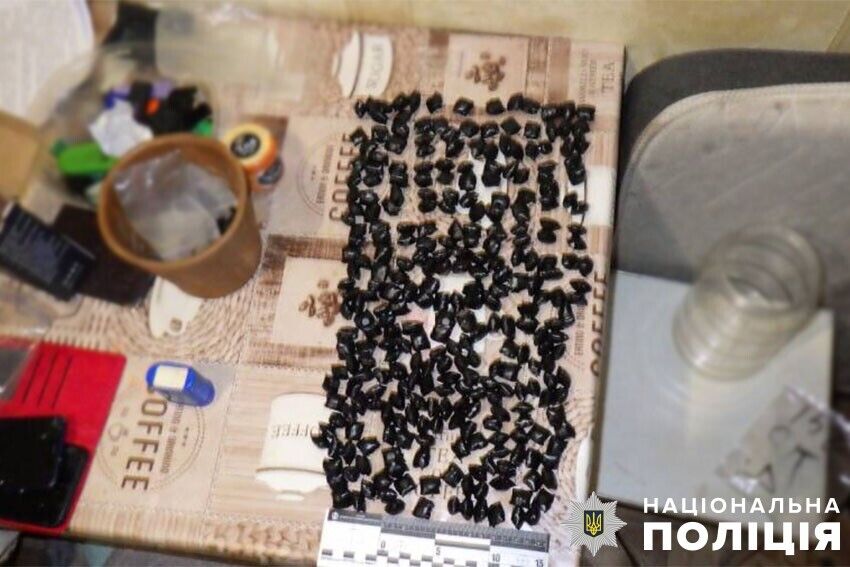 Делала закладки: в Киеве полицейские обнаружили у женщины более 300 пакетиков с психотропами. Фото