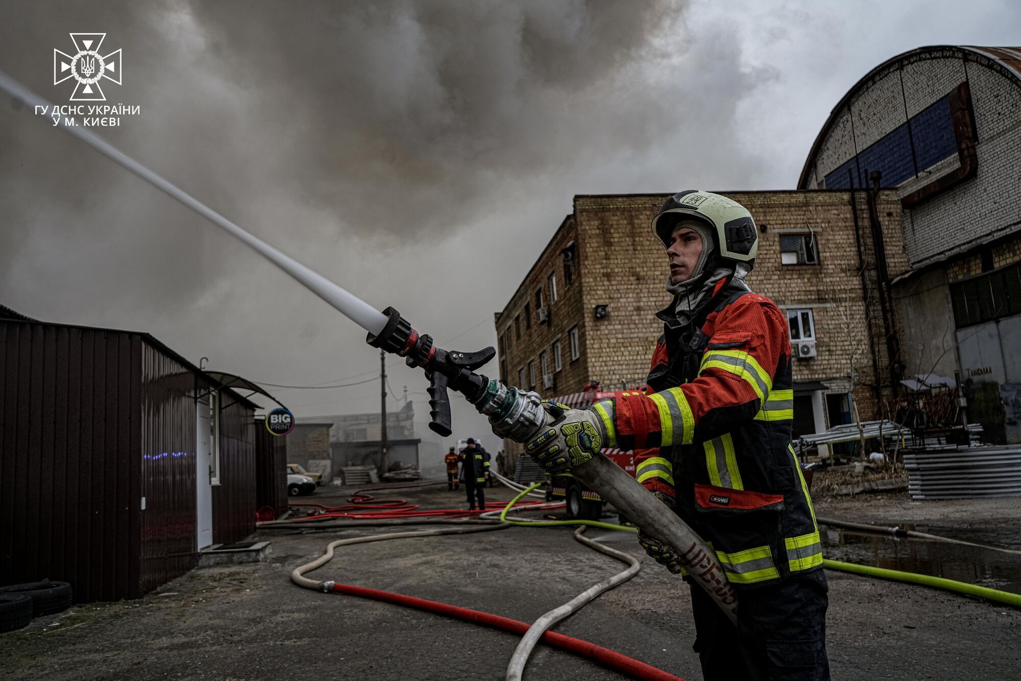 В Киеве произошел масштабный пожар в складских помещениях: возможно ухудшение качества воздуха. Фото и видео