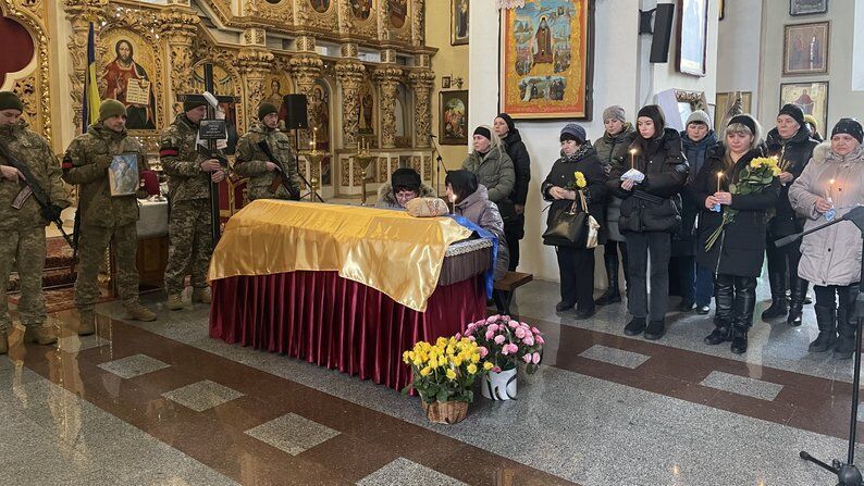 Віддав життя за Україну: у Полтаві попрощалися з захисником, який загинув у боях біля Слов’янська. Фото