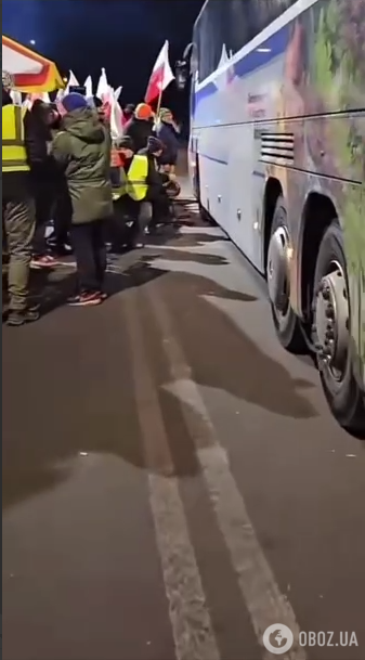 Протестующие включили сирену украинским автобусам