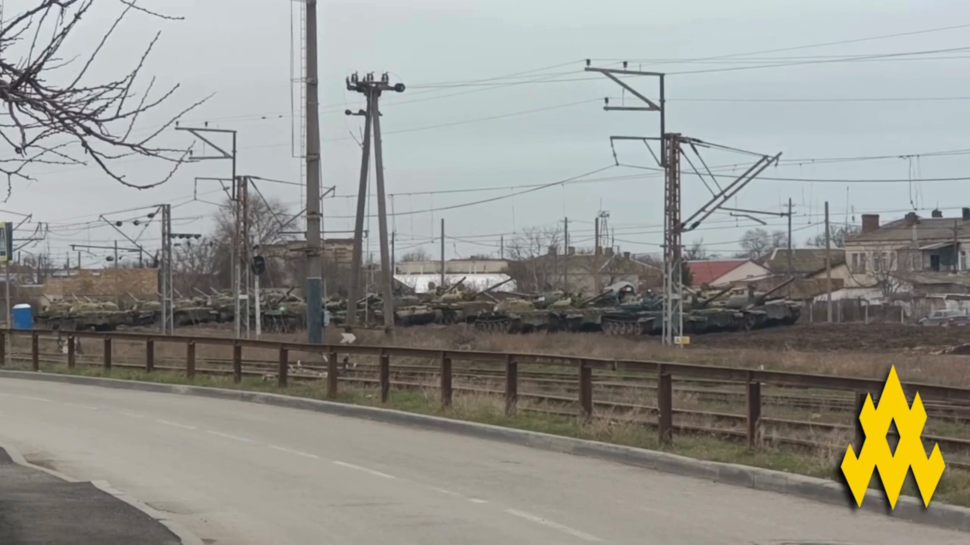 Окупанти перекинули залізницею у Крим десятки радянських танків Т-62. Відео