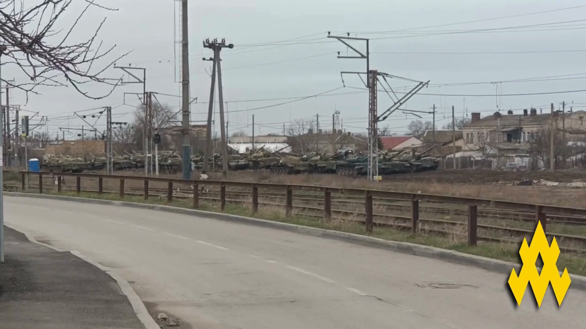 Окупанти перекинули залізницею у Крим десятки радянських танків Т-62. Відео