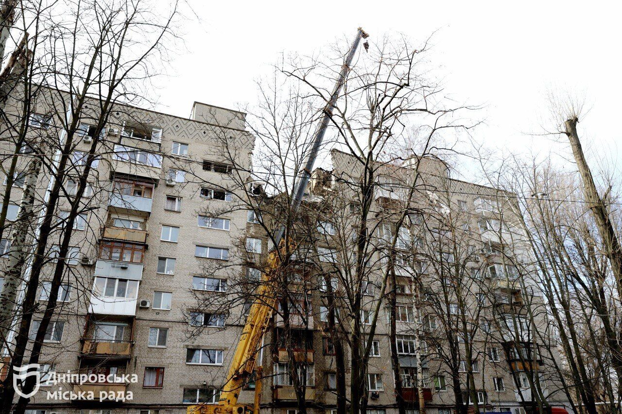 Специалисты ГСЧС определят, нужно ли отселение всех жильцов из дома в Днепре, в который попала ракета РФ, – Филатов