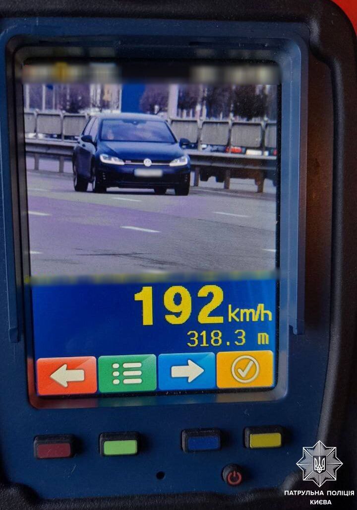 В Киеве остановили водителя Volkswagen, который "летел" по городу со скоростью почти 200 км/ч. Фото