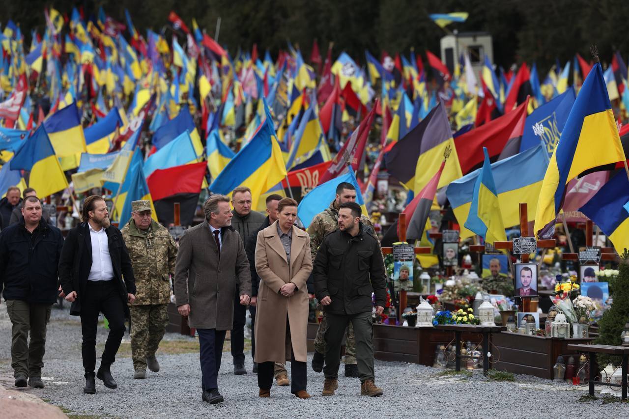 "Мы никогда не забудем героев": Зеленский вместе с премьером Дании почтили во Львове память погибших защитников. Видео