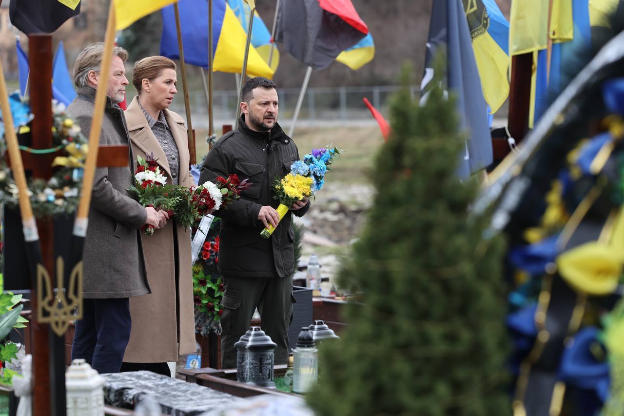 "Мы никогда не забудем героев": Зеленский вместе с премьером Дании почтили во Львове память погибших защитников. Видео