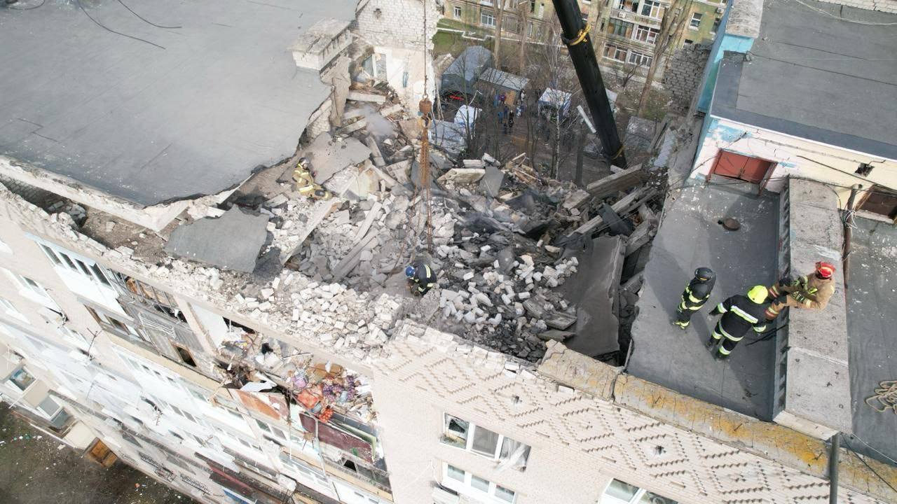 В Днепре войска РФ попали "Шахедом" по многоэтажке: двое гражданских погибли, в городе объявлен траур. Фото и видео