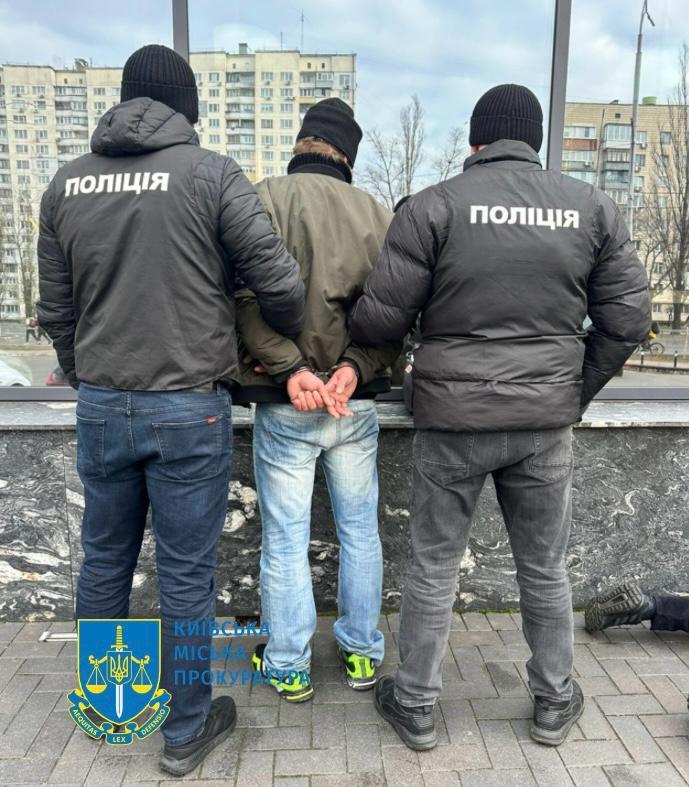 Переправляли уклонистов на лодках через реку в Молдову: в Киеве задержали украинца и иностранца. Фото и видео