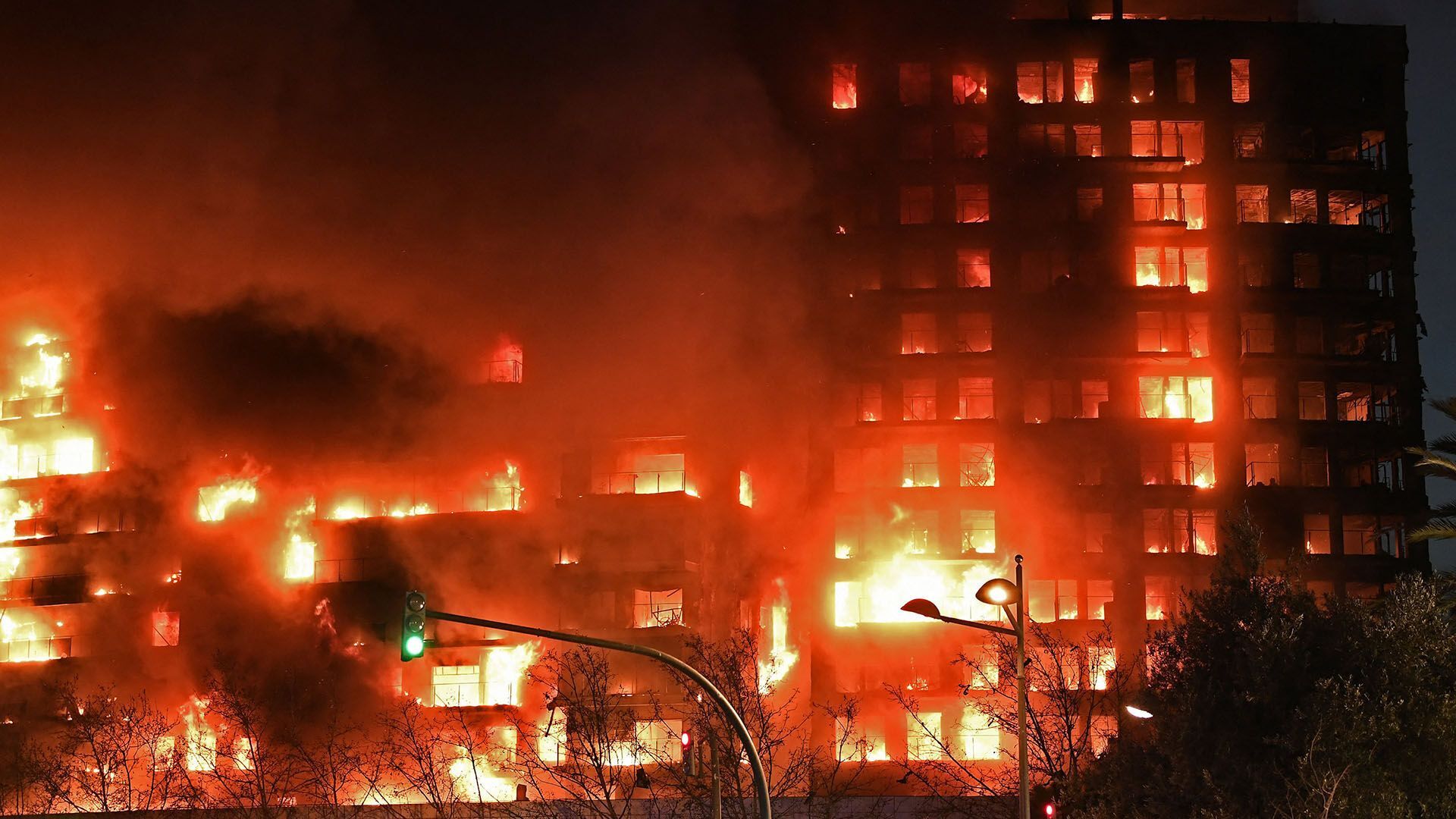На пожаре в Валенсии погибли 10 человек, в городе объявили траур: что произошло