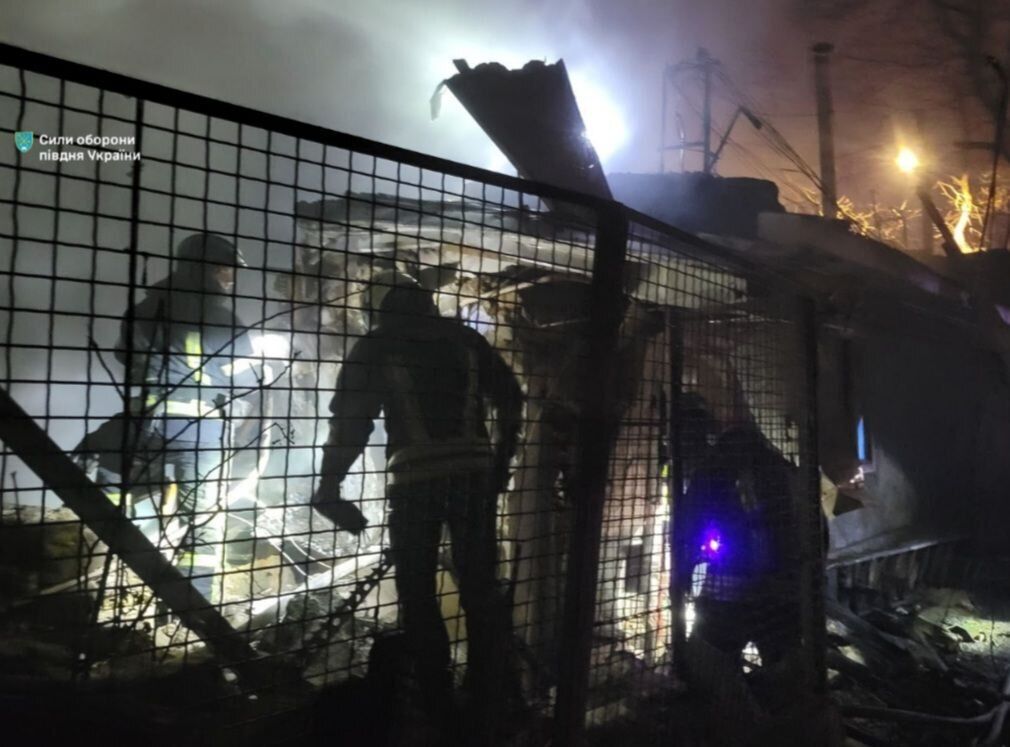 Спалахнула пожежа, є жертва і поранені: у ЗСУ розповіли деталі атаки РФ на південь України. Фото 