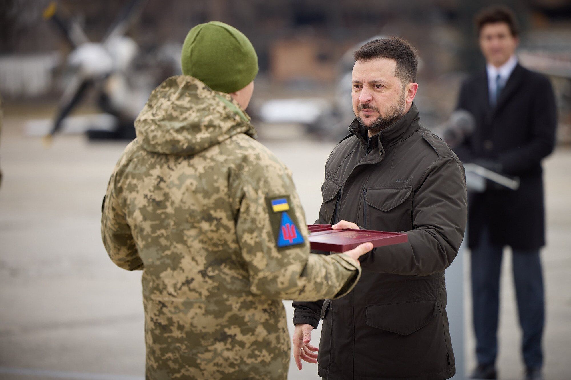 Зеленський у другу річницю повномасштабного вторгнення РФ вручив нагороди українським захисникам. Відео