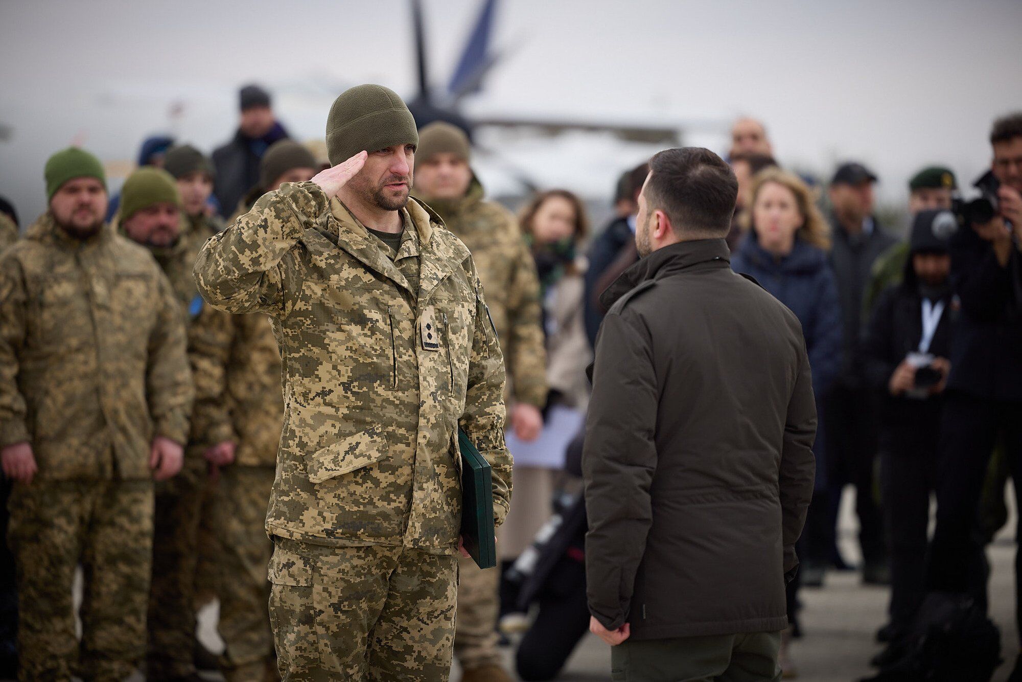 Зеленский во вторую годовщину полномасштабного вторжения РФ вручил награды украинским защитникам. Видео