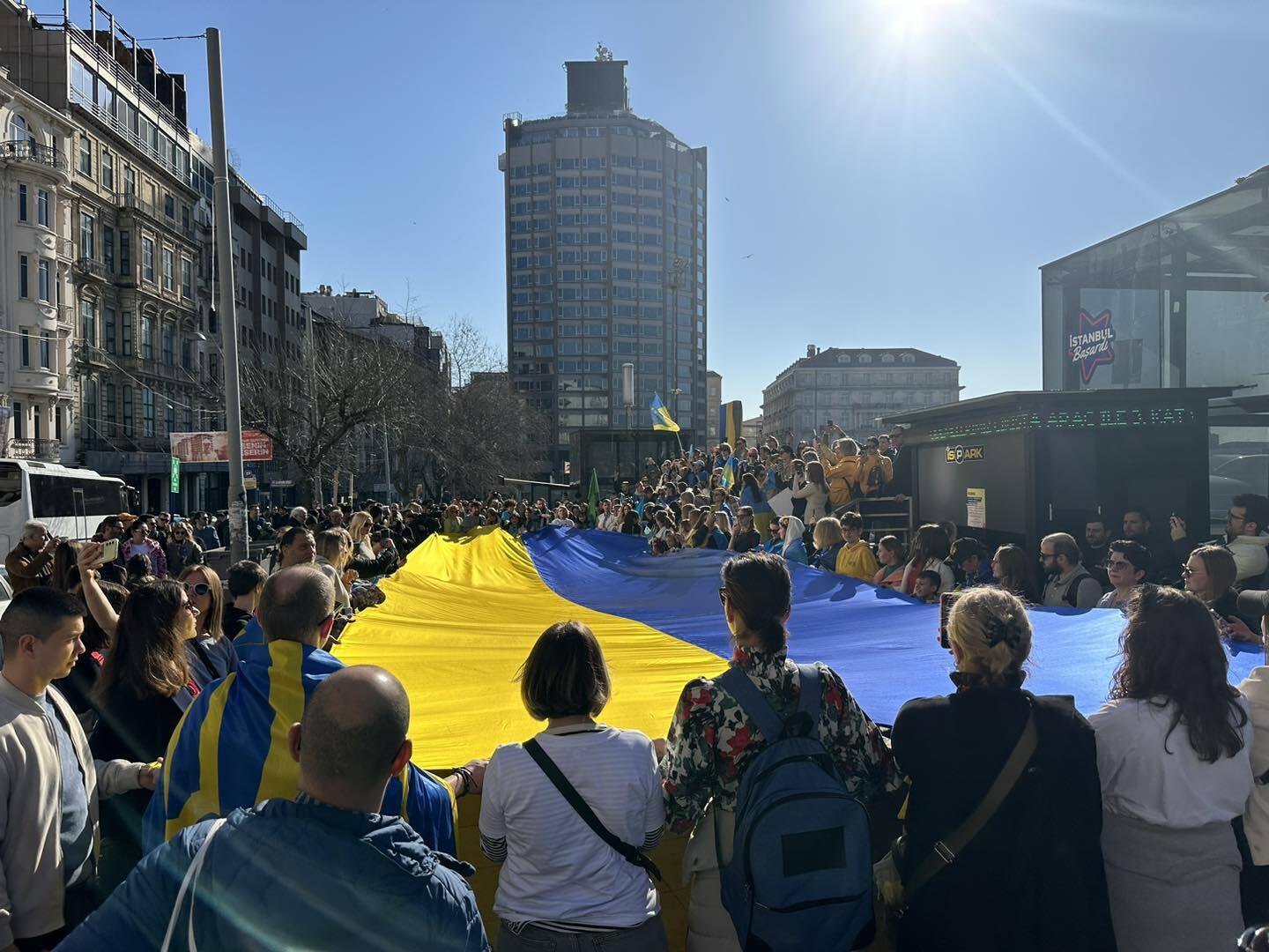 "Война еще не завершена": украинцы во всем мире напомнили о важности продолжать поддерживать Украину. Фото и видео