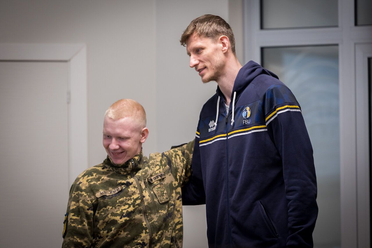 Збірна України з баскетболу відвідала у шпиталі воїнів ЗСУ