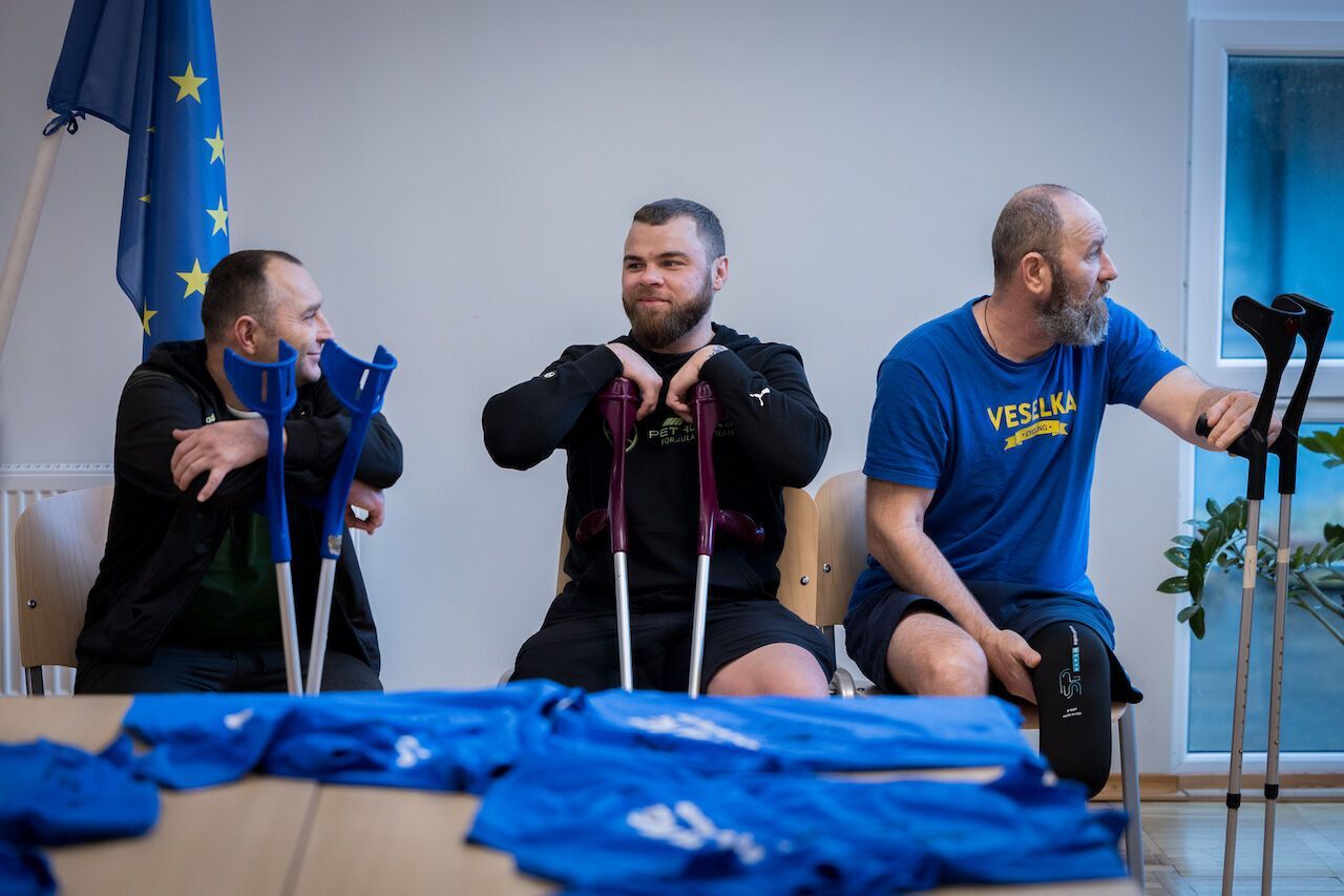Збірна України з баскетболу відвідала у шпиталі воїнів ЗСУ