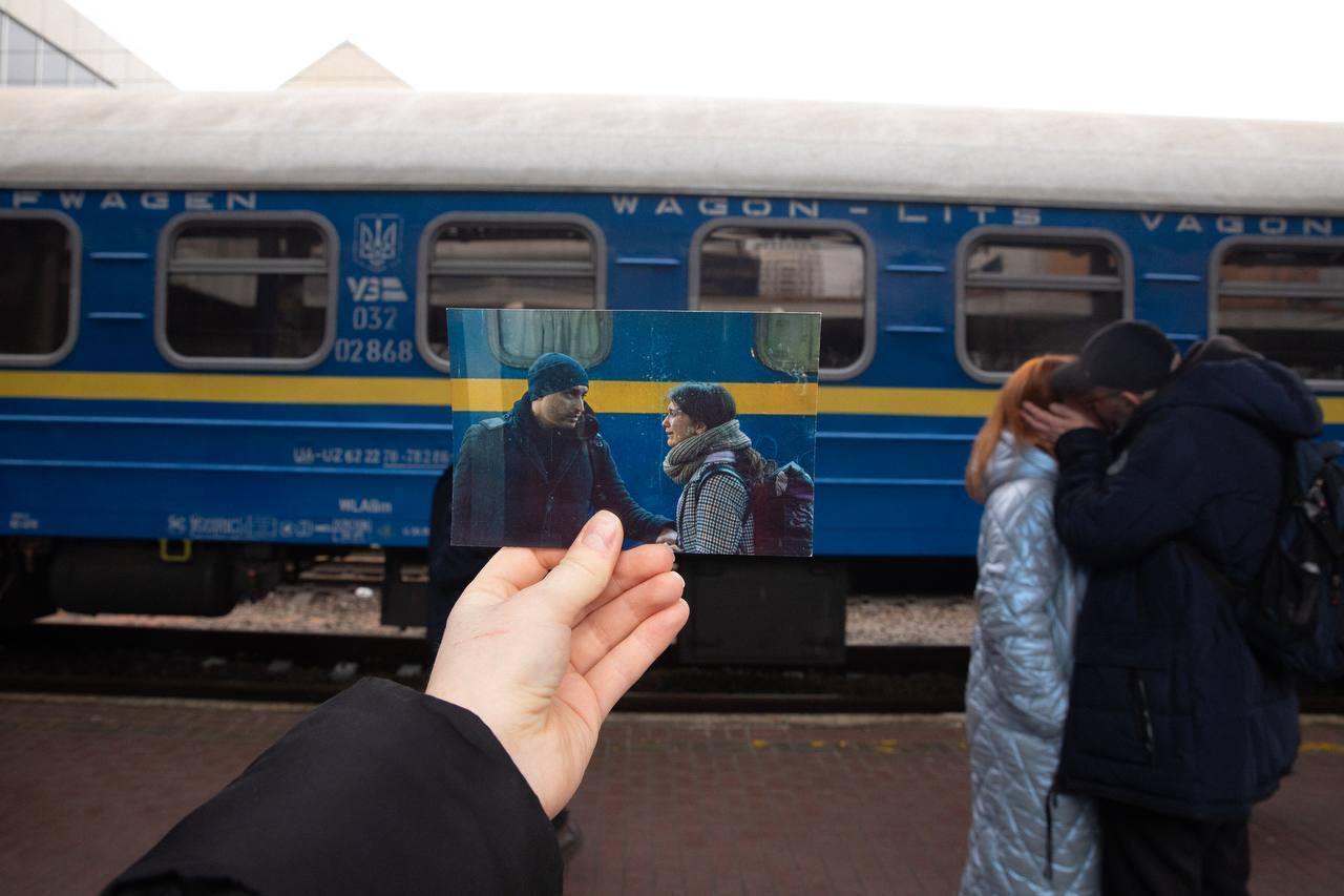 "Плач жінки, очі тата, сльози бабусі": "Укрзалізниця" зворушила мережу постом у другу річницю вторгнення РФ
