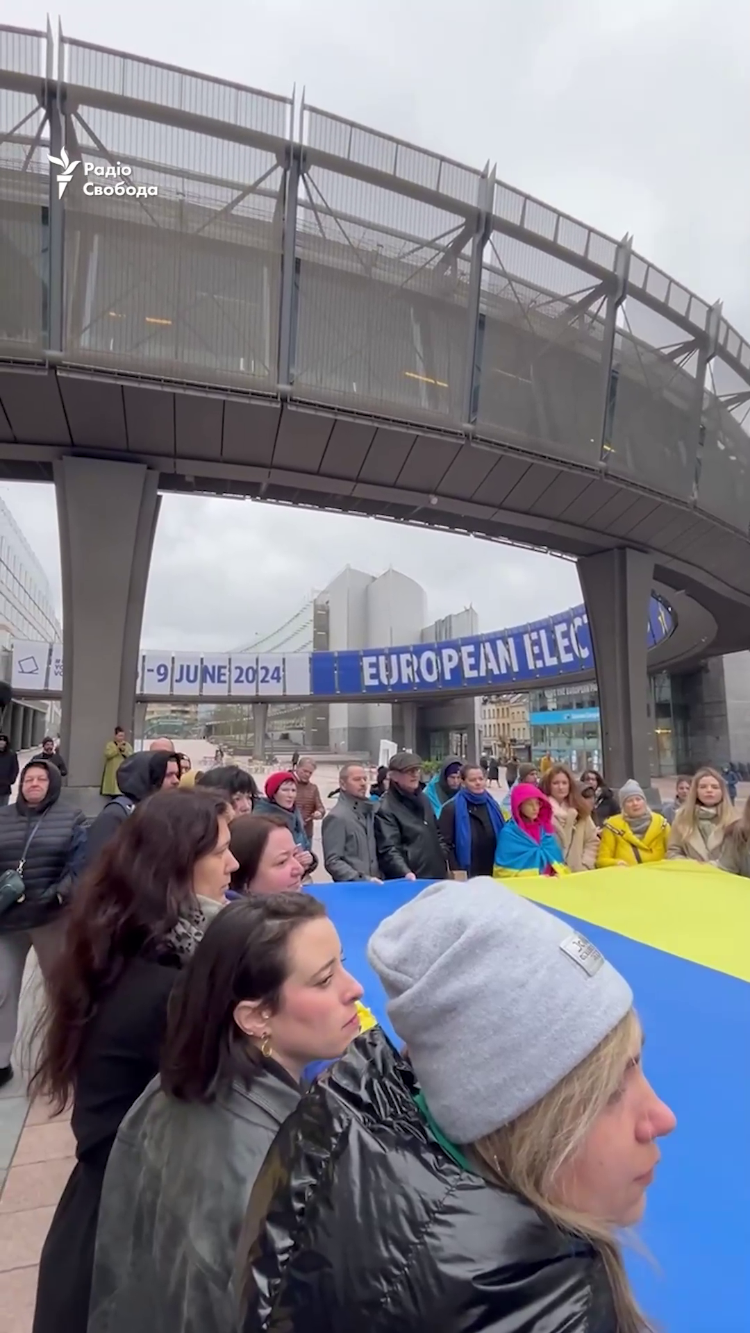 В Брюсселе перед Европарламентом развернули 30-метровый флаг Украины. Видео