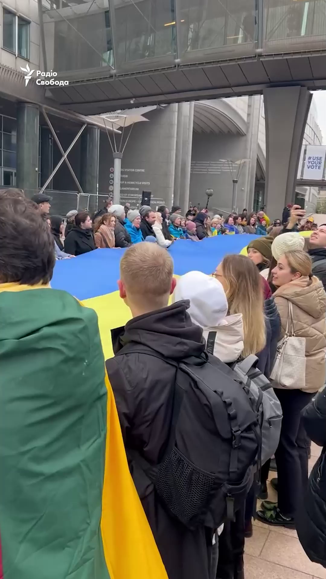 У Брюсселі перед Європарламентом розгорнули 30-метровий стяг України. Відео 