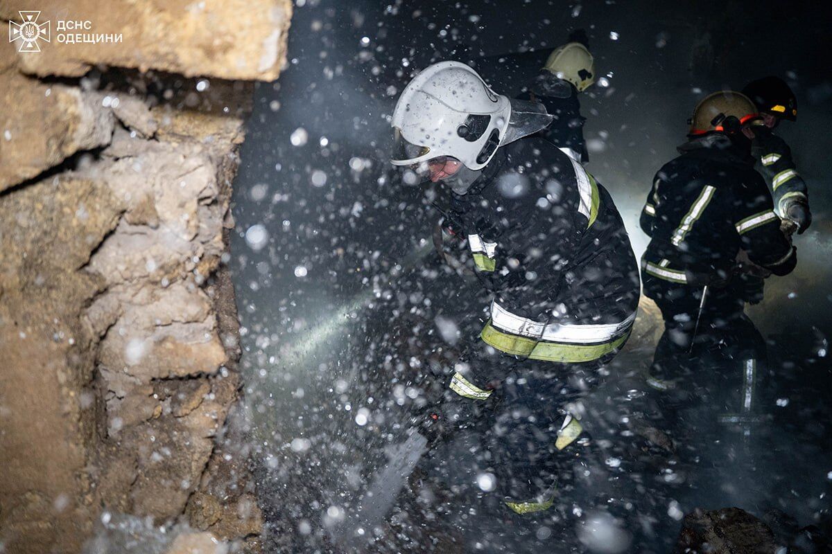 Спалахнула пожежа, є жертва і поранені: у ЗСУ розповіли деталі атаки РФ на південь України. Фото 